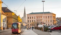 Tragédia v Olomouci. Seniorke sa zasekla noha v električke, tá sa pohla. Žena na mieste zomrela