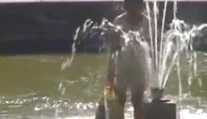 Cudzinka odhodila zábrany. Nahá sa kúpala vo fontáne na Karlovom námestí
