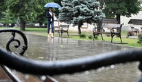 V niektorých regiónoch vymeníme slnečné okuliare za dáždniky, hrozia aj búrky