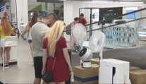 Extrémne horúčavy vyprázdnili regály s klimatizáciou. V niektorých obchodoch už zostali iba tie, ktoré sú vystavené