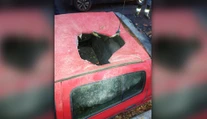 Francúzska polícia rieši záhadu: Polmetrovú dieru v streche auta zrejme spôsobil meteorit