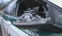 Rozruch v Hrhove. Dôchodca zranil policajtov sekerou, rozbil im aj auto