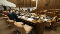 Prečo naši poslanci chýbajú na zasadnutiach? Tu sú najčastejšie dôvody