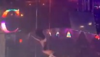VIDEO: Striptérka po hrozivom páde z veľkej výšky pokračovala v tanci ďalej