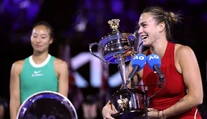 Arina Sobolenková obhájila titul na Australian Open. Vo finále hladko zdolala čínsku súperku