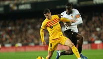 Barcelona sa vytrápila vo Valencii, opäť nedokázala zvíťaziť. Tréner Sevilly balil kufre hneď po zápase