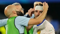VIDEO: Mbappé nebol jedinou hviezdou od krvi. Griezmann hlavou tvrdo narazil do reklamného mantinelu