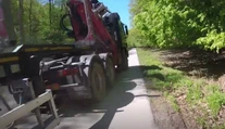 VIDEO: Cyklista zažil pri Lozorne nočnú moru. Nad šialeným manévrom kamionistu zostáva rozum stáť