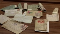 Scéna ako z filmu. Žene doručila pošta vyše 50 rokov starú obálku s listom a ručne vyrobenými darmi