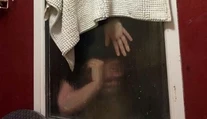 Žena na prvom rande upchala toaletu. Exkrement chcela vyhodiť, zasekla sa v okne