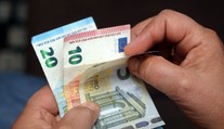 Nevieme, kde sporiť. Slováci sa nesprávnymi rozhodnutiami pravidelne pripravujú o peniaze