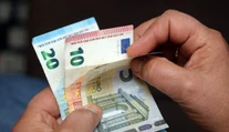 Nevieme, kde sporiť. Slováci sa nesprávnymi rozhodnutiami pravidelne pripravujú o peniaze