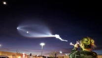 Raketa Falcon 9 zmiatla tisíce Američanov. Na oblohe vytvorila úkaz pripomínajúci UFO