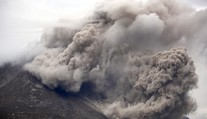 Indonézia: Sopka Sinabung vybuchla a usmrtila troch ľudí