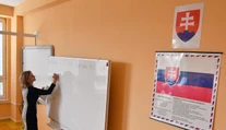 Učitelia môžu vďaka kurzom zarobiť viac. Ministerstvo s nimi ale mešká už tri mesiace