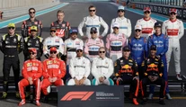 Hamilton vyhral záverečnú VC, Alonso pri rozlúčke na špeciálnom monoposte jedenásty