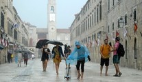 Chystáte sa na neskoršiu dovolenku do Chorvátska? Ani tam pred búrkami neujdete, hovoria o rekordnom ochladení