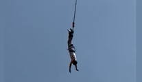 VIDEO: Mužovi sa pri bungee jumpingu roztrhlo lano. Stáli pri ňom všetci svätí