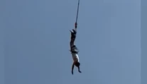 VIDEO: Mužovi sa pri bungee jumpingu roztrhlo lano. Stáli pri ňom všetci svätí