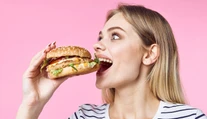 Milujete pizzu, hamburgery a hranolky? Tieto jedlá môžu byť spúšťačom vážnej choroby