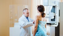 Nezanedbajte prevenciu a kontrolujte si prsníky aj sama. Vysvetlíme vám to krok po kroku