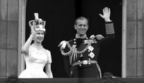 Kráľovná Alžbeta II. sa posťažovala na ťažkú korunu, ktorú musí nosiť na hlave