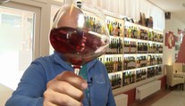 Inšpektor prišiel skontrolovať vína. Z vínotéky si ale odniesol niekoľko litrov alkoholu