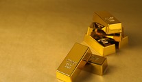 Cestujúci sa snažil prepašovať pol kilogramu zlata v konečníku. Iný zase drahý kov ukryl v kávovare