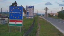 Zdĺhavé obchádzky sú minulosťou. V Hosťovciach otvorili hraničný priechod s Maďarskom