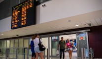 Slováci utekajúci z horiaceho Rodosu sa dočkali. Klientom týchto cestoviek by sa mala vrátiť batožina