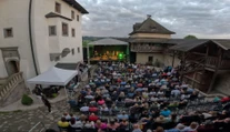 Divadlo pod holým nebom. Je to živé, opisuje zážitok známy herec