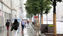 Plány na predĺžený víkend môže skrížiť počasie. Na viacerých miestach zaprší, budú aj búrky