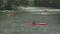 Turisti môžu Hornád pri Košiciach splavovať na zdieľaných kajakoch. Spustili samoobslužný systém ich požičiavania