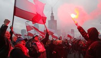 Tusk vyzval poľskú vládu, aby rešpektovala ústavu, Duda ponúka sprostredkovanie