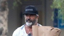 Mel Gibson sa zmenil na nepoznanie. Pri mladej frajerke vyzerá ako dedo