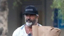 Mel Gibson sa zmenil na nepoznanie. Pri mladej frajerke vyzerá ako dedo