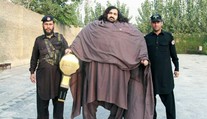 Skutočný Herkules! Pozrite sa, čo dokáže s autom a traktorom silák z Pakistanu