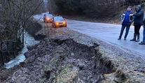 FOTO: Brehy potoka v Dolnom Kubíne sa zosúvajú, vyhlásili tretí povodňový stupeň
