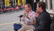 Anglická vláda rozpútala boj s cigaretami. Chce zakázať fajčenie na verejnosti, a to aj vonku