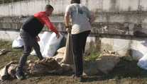 V Suchohrade začal presakovať protipovodňový múr. V noci starosta zvolával cez rozhlas na pomoc