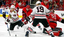 Pánik pomohol k výhre Chicaga dvoma bodmi, v NHL tak pokoril stobodovú hranicu