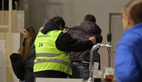 Zvolenskí fanúšikovia urobili poriadnu hanbu Slovensku. V Miškovci vraj kopali aj ženy a deti