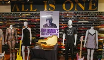 Akustickú gitaru Johna Lennona vydražili za rekordnú sumu. Stala sa najdrahším nástrojom Beatles