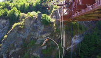 Zomrel pred očami svojej rodiny. Mladý bungee jumper pri zoskoku dostal infarkt