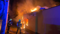 FOTO: Oheň zdevastoval prístavbu rodinného domu v Bratislave. Plamene šľahali niekoľko metrov