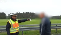 Chcete vidieť mŕtvolu? Takto nemecký policajt vyťahuje z áut ľudí, ktorí si fotia nehody