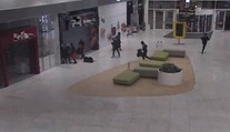 Polícia zverejnila video z megakrádeže klenotov v Bory Mall. Išlo zrejme o profíkov