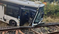 V Karlových Varoch sa zrútil z mosta autobus do koľajiska, hlásia zranených
