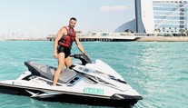 Sexy milionár vám ponúka prácu snov: Stačí toto a zarobíte 46-tisíc eur ročne