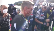 VIDEO: Krv a zlato. Evenepoel sa v cieli zrazil s novinárkou, po triumfe ho zaliala krv